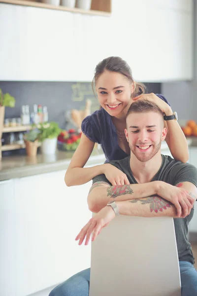 Hermosa pareja joven se divierte en la cocina en casa — Foto de Stock