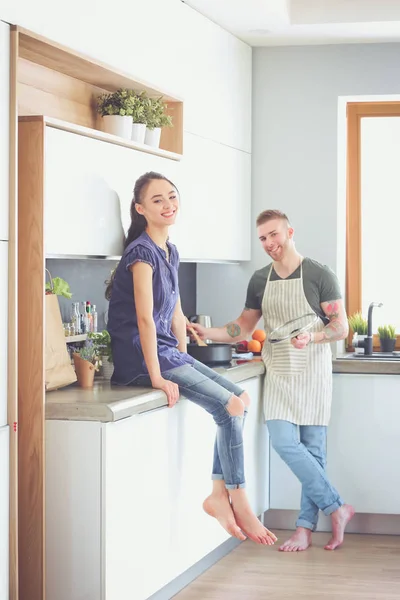 Coppia di cucina insieme nella loro cucina a casa — Foto Stock
