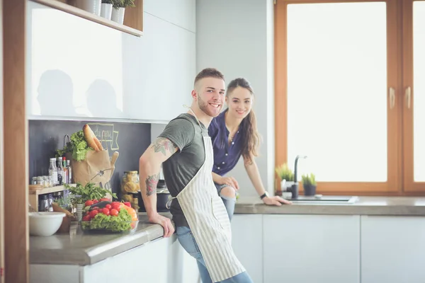 Beau jeune couple s'amuse dans la cuisine à la maison — Photo