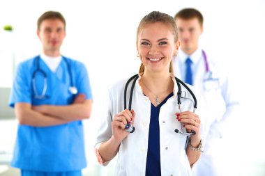 Tıp grubunun önünde çekici bir kadın doktor.