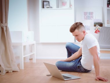 Genç işadamı katta oturan Office çalışma