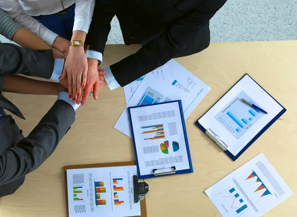 Business team met handen bij elkaar - teamwork concepten — Stockfoto