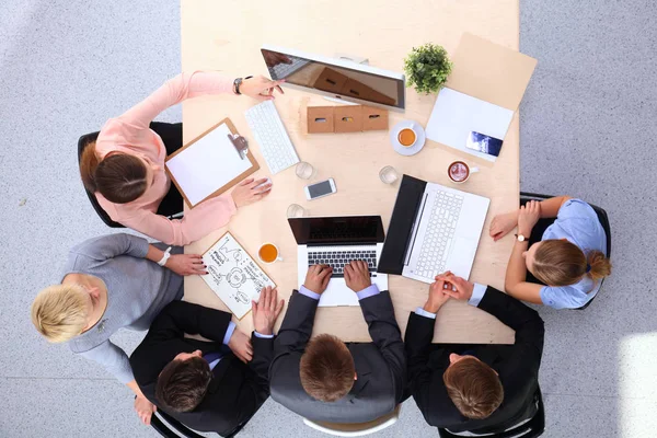 Biznesmeni siedzący i dyskutujący na spotkaniu biznesowym, w biurze — Zdjęcie stockowe