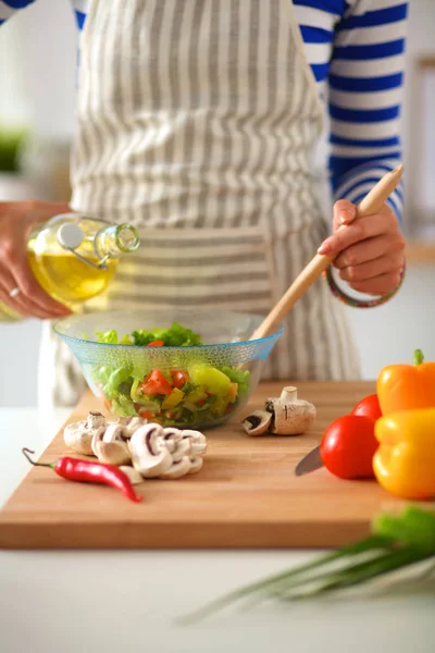 Mujer joven mezclando ensalada fresca —  Fotos de Stock