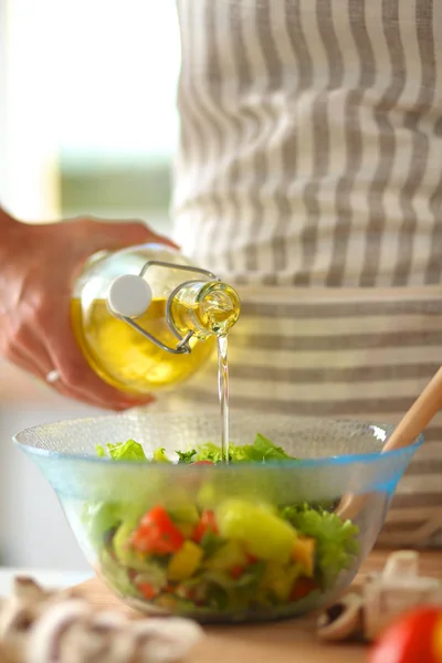 Mujer joven mezclando ensalada fresca — Foto de Stock