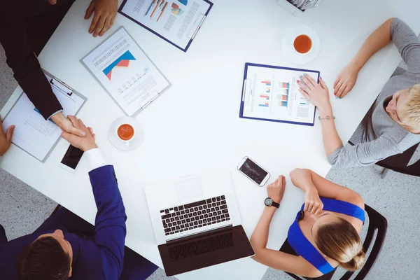 Gente de negocios sentada y discutiendo en la reunión de negocios, en la oficina — Foto de Stock