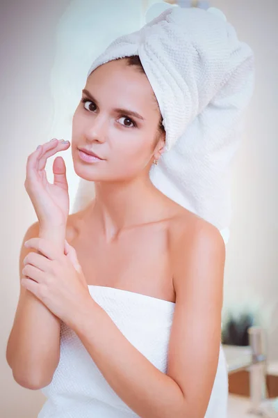 Jeune femme attrayante debout devant le miroir de salle de bain — Photo