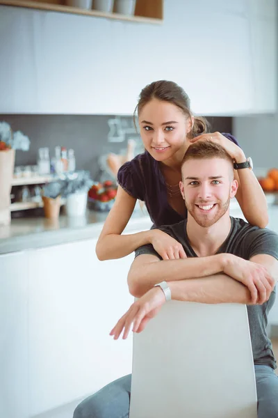 Bella giovane coppia seduta in cucina a casa — Foto Stock