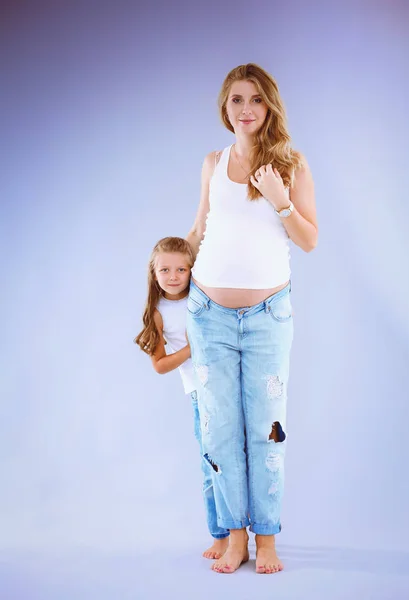 Portrét těhotné ženy s dcerou — Stock fotografie