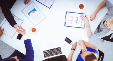 İş adamları iş toplantısında, ofiste oturup tartışıyorlar.