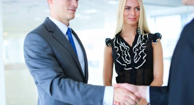 İş adamları toplantıdan sonra el sıkışıyor