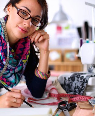 Giysi tasarımcısı kağıt üzerinde kıyafet deseni tasarlıyor