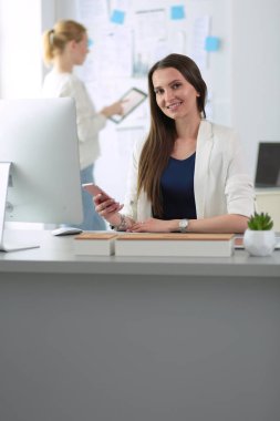 Ofiste dizüstü bilgisayarda çalışan çekici kadın. İş adamları