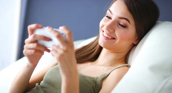 Jolie femme dans son salon couché sur le canapé envoyer désordre — Photo