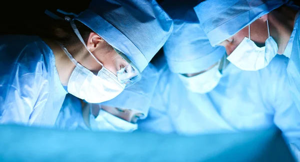 Equipe de cirurgia jovem na sala de cirurgia — Fotografia de Stock