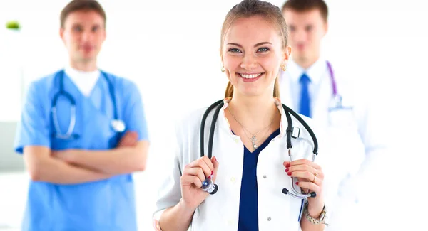 Attraktive Ärztin vor medizinischer Gruppe — Stockfoto