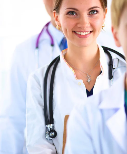 Attraente medico donna di fronte al gruppo medico — Foto Stock