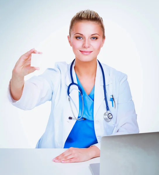 Kvinnlig läkare arbetar isolerad på vit bakgrund — Stockfoto
