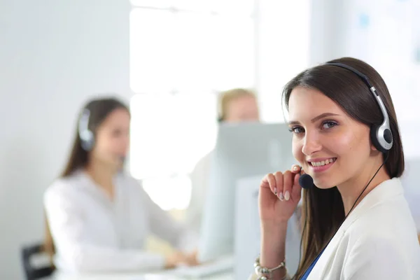 Lächelnde Geschäftsfrau oder Helpline-Betreiberin mit Headset und Computer im Büro — Stockfoto