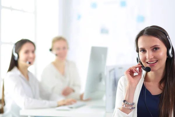 Femme d'affaires souriante ou opérateur de ligne d'assistance avec casque et ordinateur au bureau — Photo