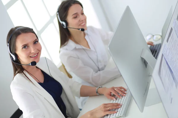 Lachende zakenvrouw of hulplijn operator met headset en computer op kantoor — Stockfoto