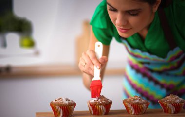 Kadın mutfakta pasta yapıyor.