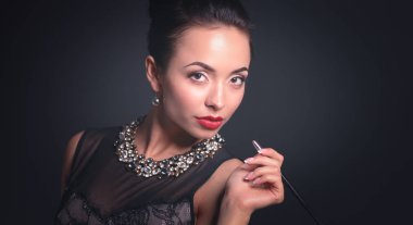 Siyah arka planda duran Retro kadın portresi