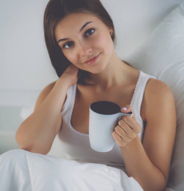 Genç bir kadın sabah alarmını erteliyor.