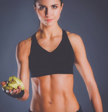 Siyah arka planda izole edilmiş mezuralı genç kadın.