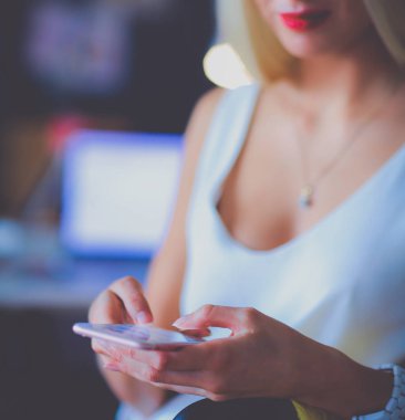 Kadın tasarımcı ofis cep telefonu kullanma