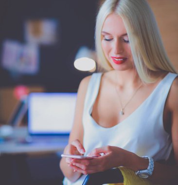 Kadın tasarımcı ofis cep telefonu kullanma