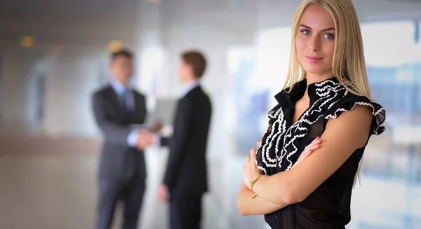 オフィスでフォア グラウンドに立ってビジネス女性 — ストック写真