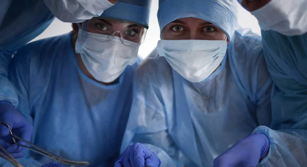 수술실의 젊은 수술 팀 — 스톡 사진