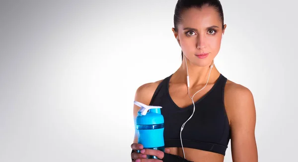 Fille avec bouteille dans les mains après le sport — Photo