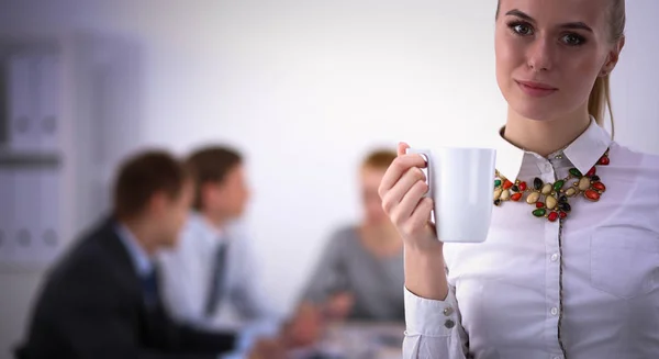 Aantrekkelijke zakenvrouw met gekruiste armen in functie — Stockfoto