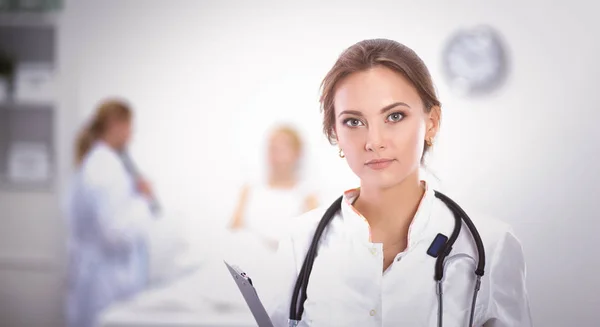 Жінка-лікар стоїть в лікарні Тана — стокове фото