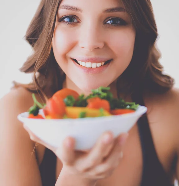 Vejetaryen sebze salatasıyla gülümseyen genç bir kadının portresi. — Stok fotoğraf