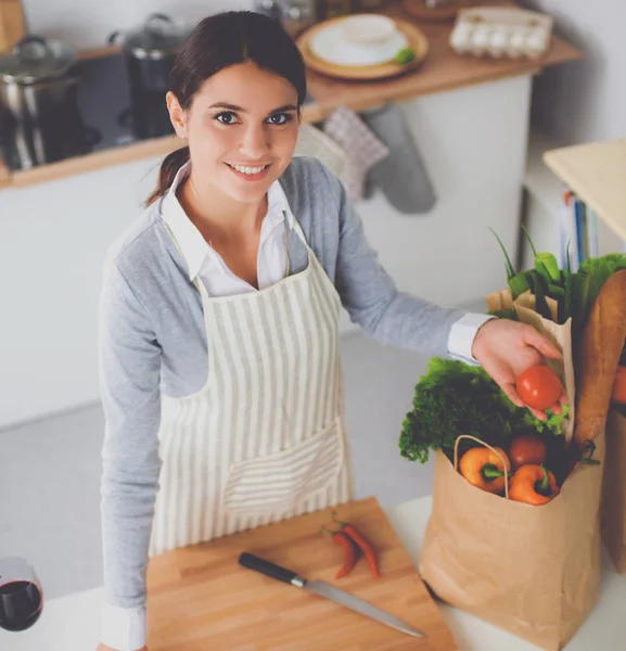 Woman making healthy food standing smiling in kitchen — Stock Photo, Image