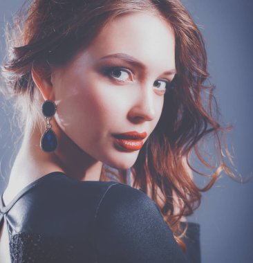 Siyah elbiseli, akşam makyajlı güzel bir kadın.