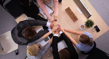 İş adamları el sıkışır, masada otururlar.