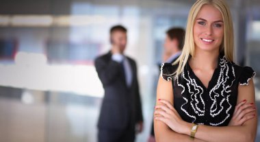 Genç ve güzel bir kadın yatakta yatıyor.