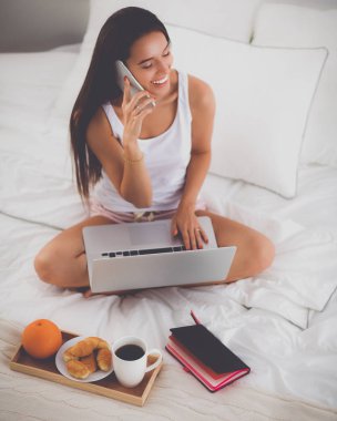 Bir günlük yazma yatakta yatan genç güzel kadın