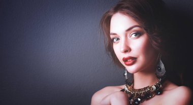 Siyah elbiseli, akşam makyajlı güzel bir kadın.