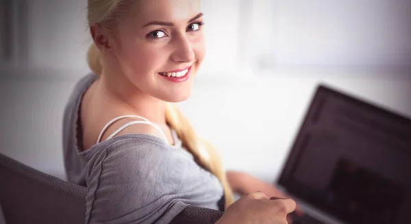 Jovem mulher bonita usando um computador portátil em casa — Fotografia de Stock