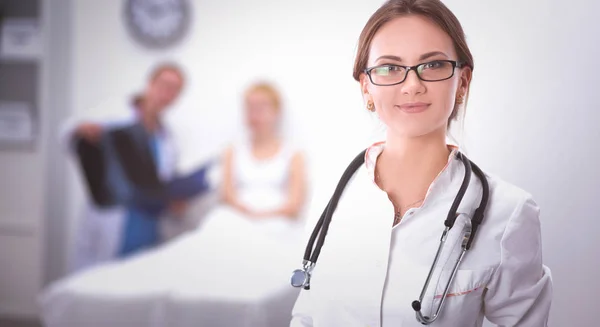 Mulher médico standingat hospital — Fotografia de Stock