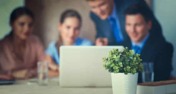 Gente de negocios sentada y discutiendo en la reunión, en la oficina — Foto de Stock