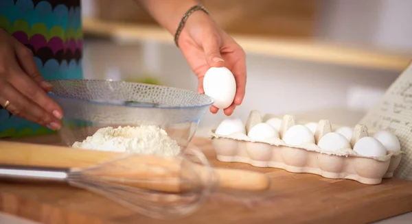 Jonge vrouw in de keuken, geïsoleerd op de achtergrond — Stockfoto