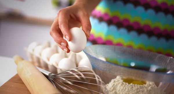 Jonge vrouw in de keuken, geïsoleerd op de achtergrond — Stockfoto