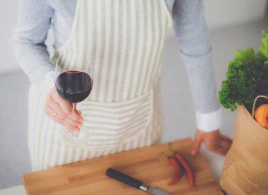 kadın mutfakta gülümseyen sağlıklı gıda ayakta yapma