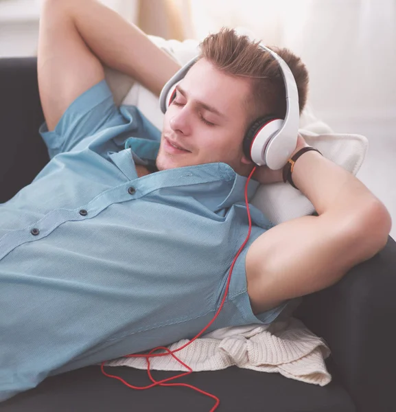 Man luisteren muziek met koptelefoon thuis — Stockfoto